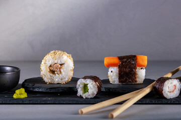 Vielfältige Sushi-Auswahl auf einer dunklen Schieferplatte