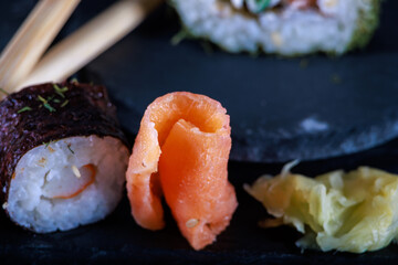 Vielfältige Sushi-Auswahl auf einer dunklen Schieferplatte © Olaf Kunz