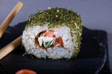 Vielfältige Sushi-Auswahl auf einer dunklen Schieferplatte © Olaf Kunz