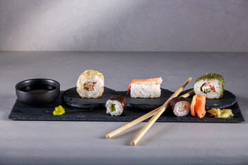 Vielfältige Sushi-Auswahl auf einer dunklen Schieferplatte