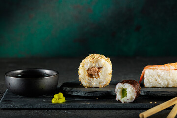 Vielfältige Sushi-Auswahl auf einer dunklen Schieferplatte © Olaf Kunz