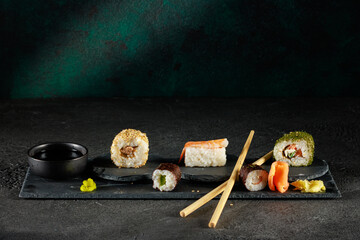 Vielfältige Sushi-Auswahl auf einer dunklen Schieferplatte © Olaf Kunz