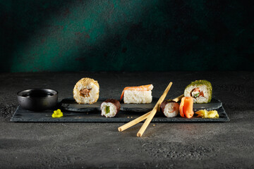 Vielfältige Sushi-Auswahl auf einer dunklen Schieferplatte © Olaf Kunz