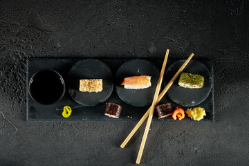 Vielfältige Sushi-Auswahl auf einer dunklen Schieferplatte © Olaf Kunz