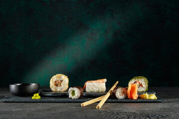 Vielfältige Sushi-Auswahl auf einer dunklen Schieferplatte © Olaf Kunz