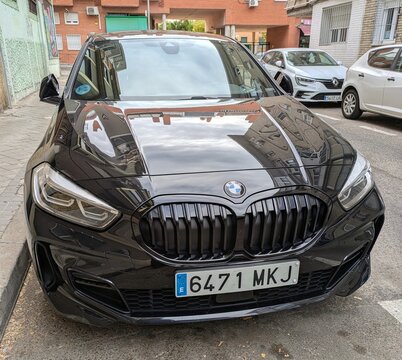 Vista frontal de un autom&oacute;vil BMW serie 1 aparcado en una calle de Madrid, Espa&ntilde;a, 24 de octubre de 2025