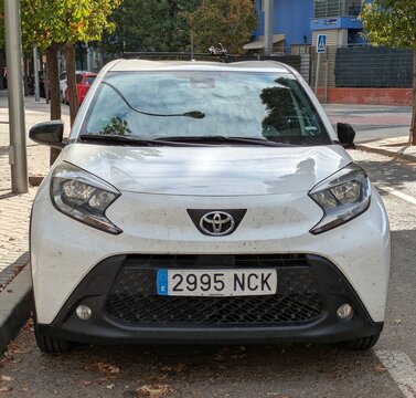 Vista frontal de un autom&oacute;vil Toyota Aygo aparcado en una calle de Madrid, Espa&ntilde;a, 24 de octubre de 2025