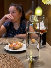 Decoración de una mesa de restaurante con un fondo de una mujer 