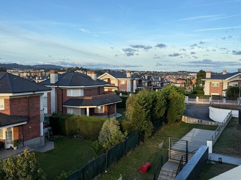 Urbanizaciones modernas en la naturaleza 