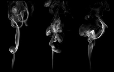 Naklejka premium White smoke rising and swirling on black background, creating elegant abstract patterns and smooth flow. Perfect for concepts of mystery, fire, vapor, incense, meditation, or artistic digital design.
