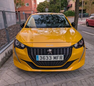 Vista frontal de un autom&oacute;vil Peugeot 208 aparcado en una calle de Madrid, Espa&ntilde;a, 24 de octubre de 2025