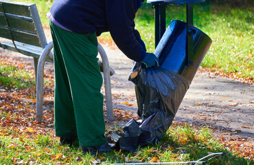 służby miejskie porządkują park jesienią © anix