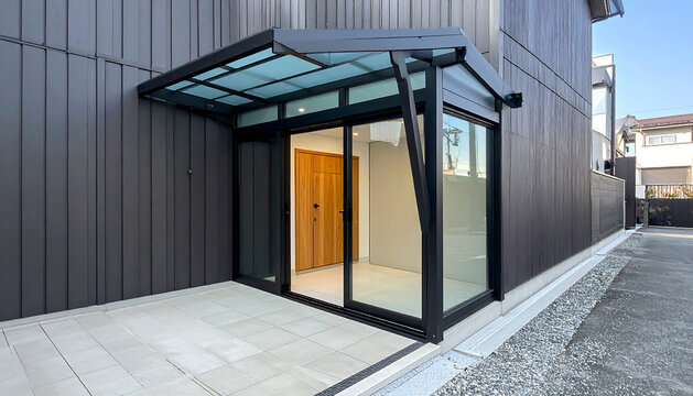 シンプルモダンな玄関フード風除室が調和した戸建エクステリアのスタイリッシュな印象