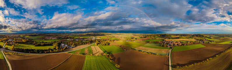 Wundersch&ouml;ne Panoramaansicht einer l&auml;ndlichen Landschaft mit Regenbogen und Wolken