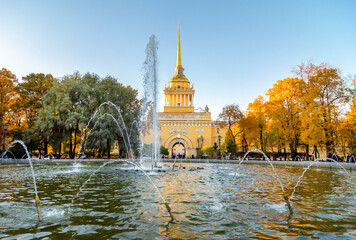 Fototapeta premium St. Petersburg, Russia - 17 October 2025: View of the Admiralty building in autumn