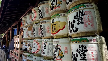 Tradicionales komodaru o sakadaru, barriles de sake artesanales de madera t&iacute;picos de Jap&oacute;n