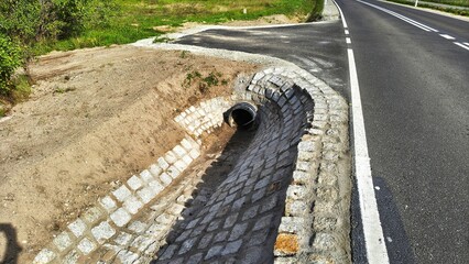 Umocnienie rowu kostką kamienną