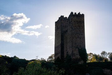 Contraluz de las ruinas del torre&oacute;n del pueblo abandonado de Ruesta