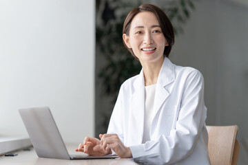 医師　女性　診察