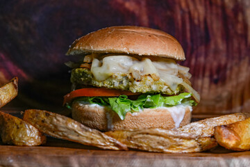 Hamburguesa vegetariana con verduras frescas y pan artesanal, comida saludable y gourmet