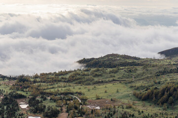 Fototapeta premium 高層湿原を覆う雲海 秋色に染まり始めた芳ヶ平