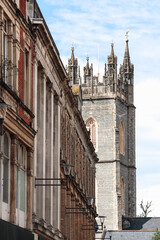 Obraz premium Cardiff, Wales - August 15, 2022: View of St John the Baptist Church tower rising above historic buildings on St Mary Street in Cardiff city center