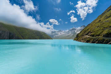 Éclat turquoise du Lac des Dix, au pied du barrage de la Grande Dixence