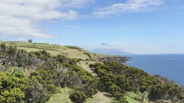 Blick von der Azoreninsel Faial auf die Nachbarinsel Pico