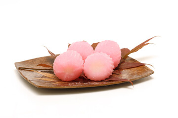 白背景の菓子皿にのせたすあま