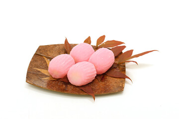 白背景の菓子皿にのせたすあま