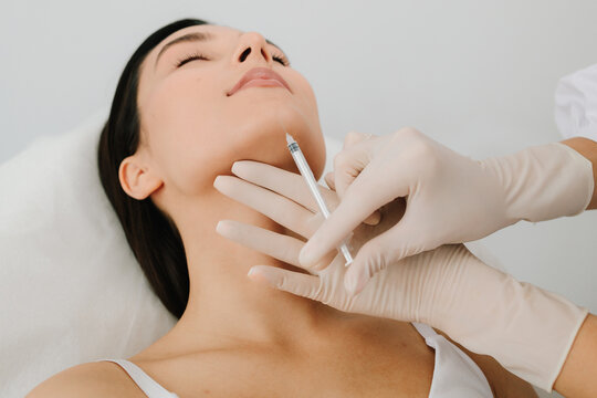 Cosmetic procedure using botulinum toxin to enhance chin and jawline balance. Botulinum toxin chin injection close-up. Botulinum toxin chin injection for smoother definition and symmetry.