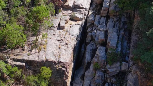toma aerea con dron del R&iacute;o rocoso en las tinajas del estado de Sonora
