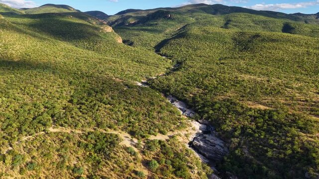 Rio que nace en la sierra Huerfana en el estado de Sonora vista aerea con dron