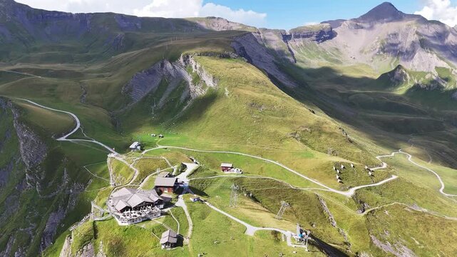 Grindelwald-First in der Schweiz &ndash; atemberaubende Alpenlandschaft mit schneebedeckten Gipfeln, klaren Bergseen und beliebten Wanderwegen. Perfekt f&uuml;r Outdoor-Abenteuer