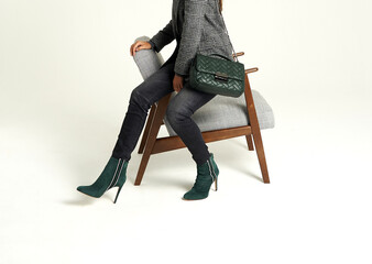 Sac à main à la mode en cuir vert et bottine en nubuck vert