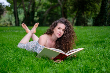 Obraz premium woman reading a book in the park