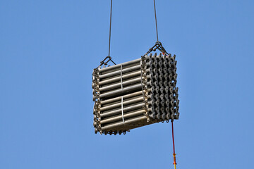 クレーンで吊り上げられた建設資材