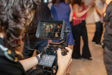 Detalles de manos operario videografo o filmmaker con monitor en primer plano	