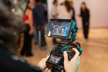 Detalles de manos operario videografo o filmmaker con monitor en primer plano	