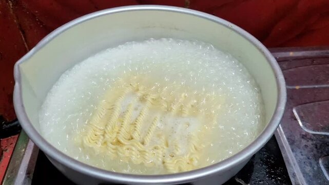 a video of the process of boiling instant noodles