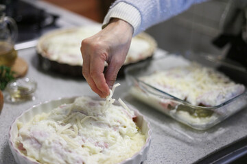 ベルギー料理シコングラタンを作る女性