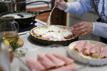 ベルギー料理シコングラタンを作る女性