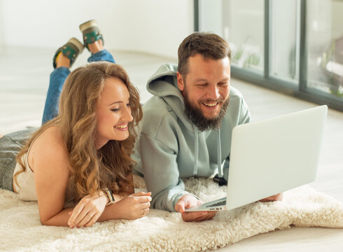 smiling couple with a laptop