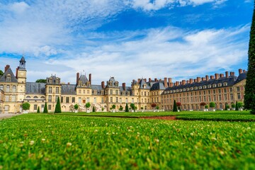 Discover the beauty of Fontainebleau Palace, a historic French landmark featuring magnificent architecture and scenic gardens, perfect for travel enthusiasts and history lovers alike.