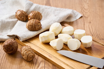 まな板で下ごしらえした里芋｜カットの調理工程