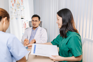 Obraz premium Team of doctors and nurses collaborating in a clinical environment, reviewing treatment options and sharing medical opinions to provide effective patient-centered healthcare solutions.