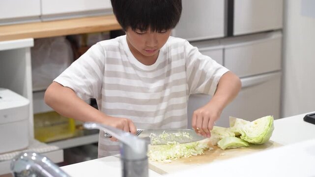 料理する男の子