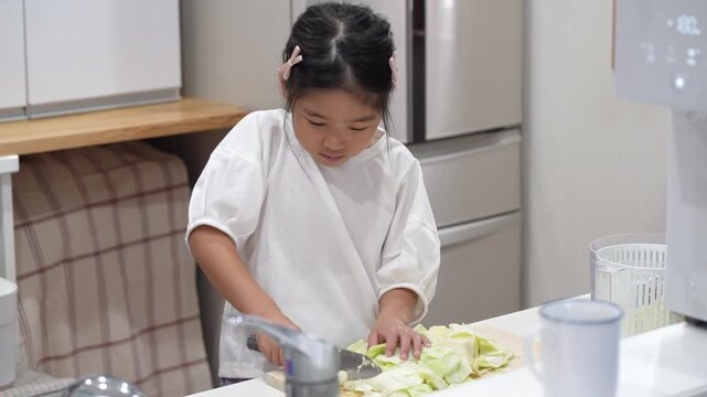 	料理をする親子