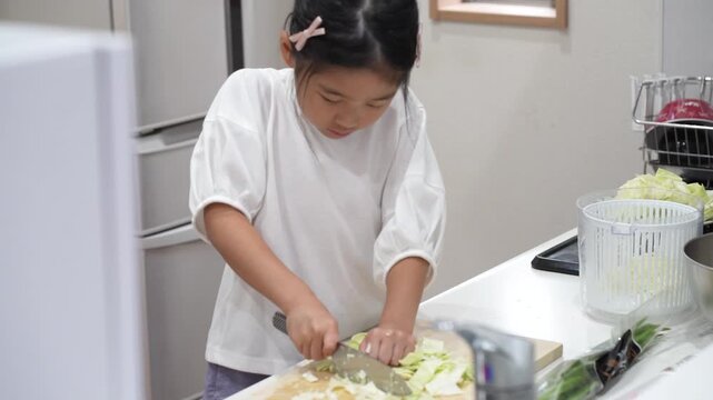 料理する女の子