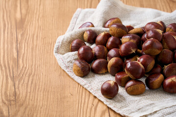 和栗｜クロスに広げた生の栗の食材カット（秋の旬）